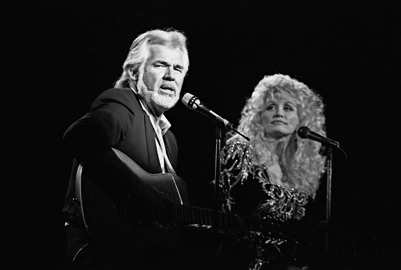 Dolly Parton and Kenny Rogers duet onstage