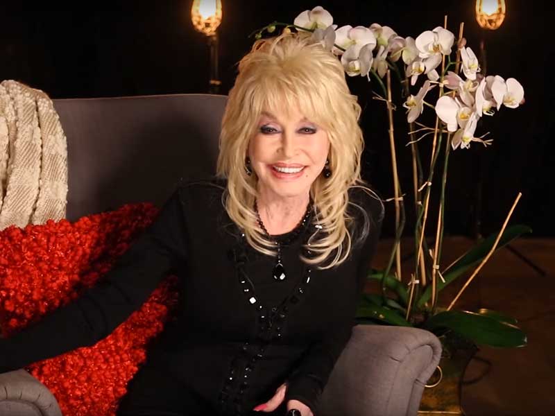 Taste of Country Video Exclusive: Dolly's Christmas Eve Bonfire