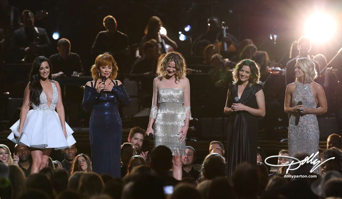 Dolly Parton Receives Willie Nelson  Lifetime Achievement Award