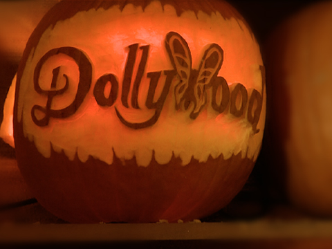 Dollywood Prepares New Display For Harvest Festival