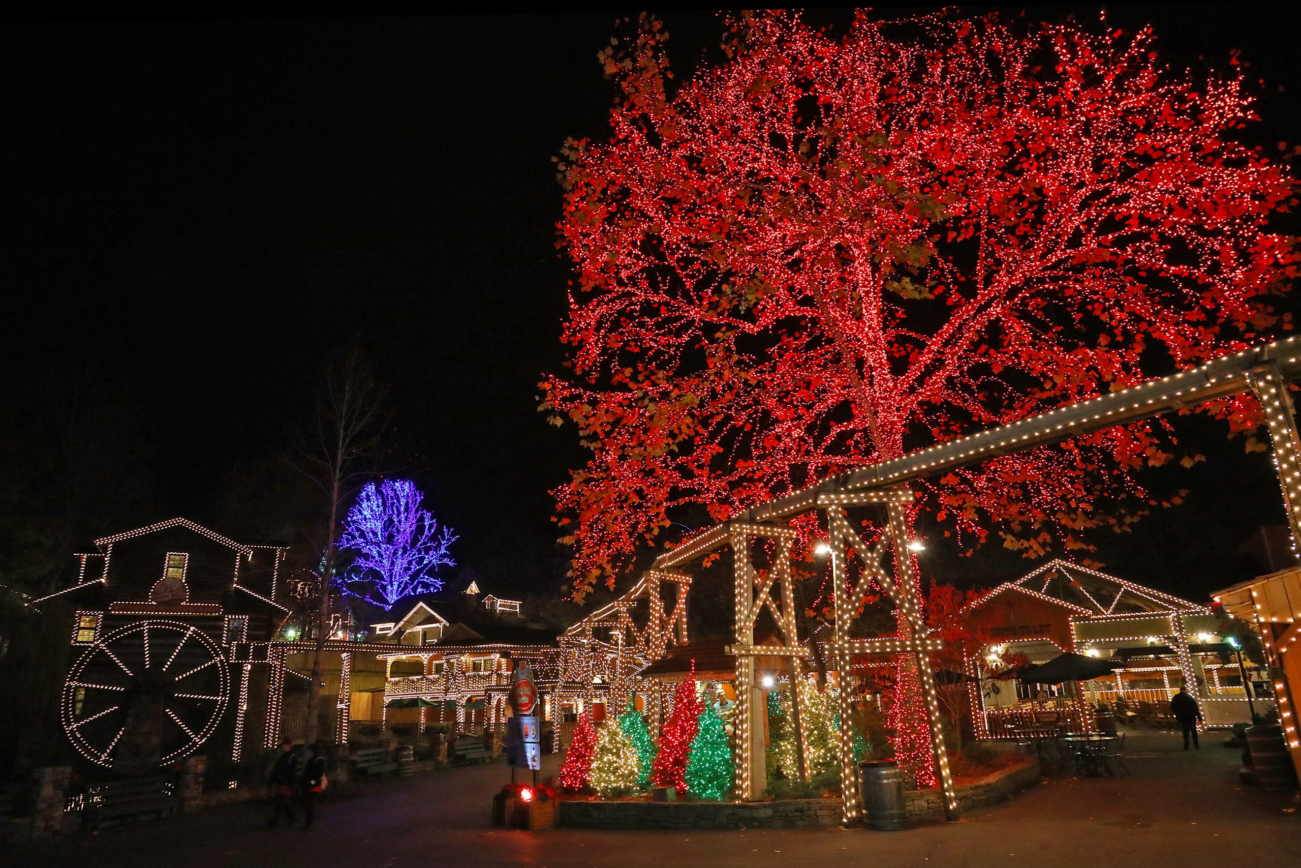 Dollywood's Smoky Mountain Christmas Returns November 6