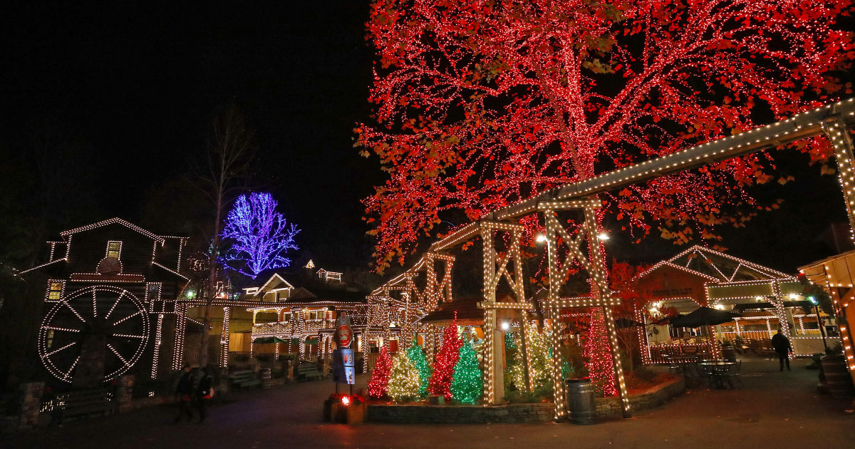 Vote for Dollywood’s Smoky Mountain Christmas in the USA Today 10Best Readers’ Choice Awards